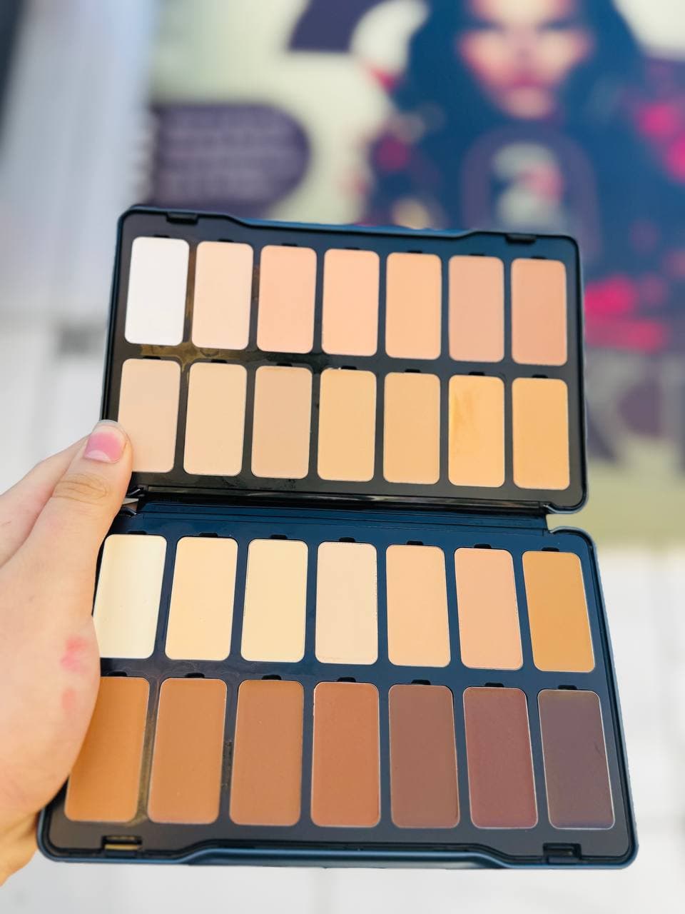 Character Cream Concealer & Contour Palette